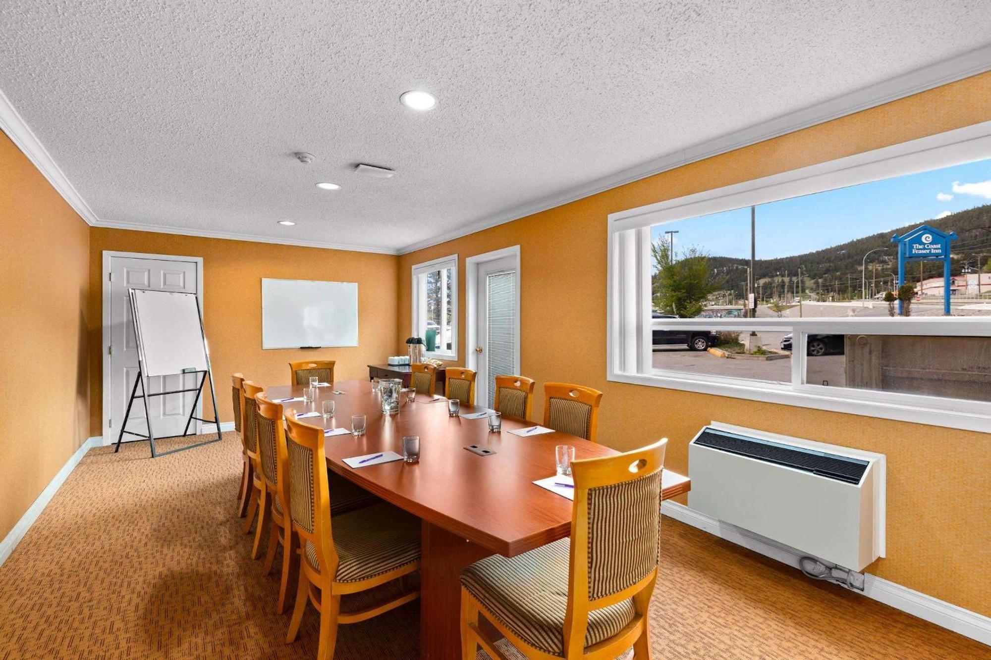 Coast Fraser Inn Уильямс-Лейк Экстерьер фото